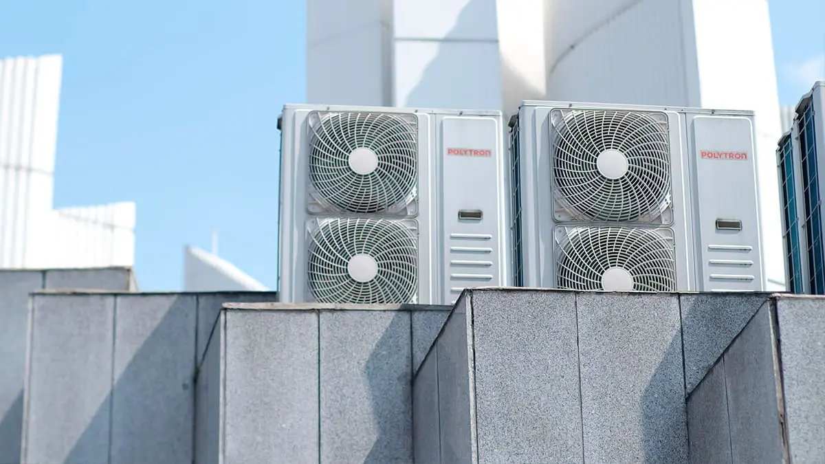 Unidades externas de aire acondicionado industrial en la azotea de un edificio comercial para el servicio de climatización de Klinn.