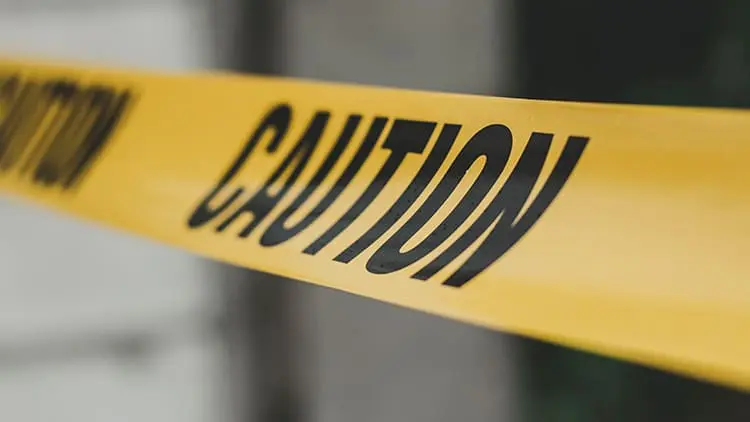 Cinta amarilla de precaución con la palabra CAUTION en letras negras, utilizada para las consideraciones de seguridad de Klinn.