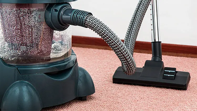 Máquina profesional de inyección y extracción realizando una limpieza profunda de alfombras residenciales con Klinn.