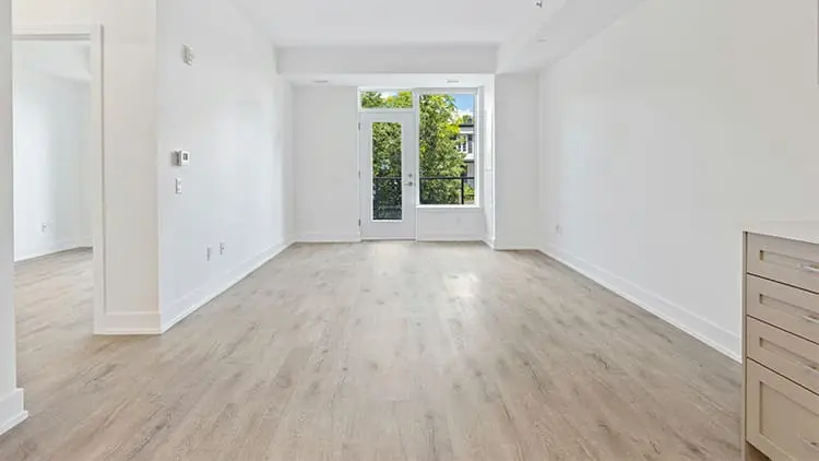Apartamento moderno vacío y luminoso tras un servicio profesional de limpieza fin de obra por Klinn.