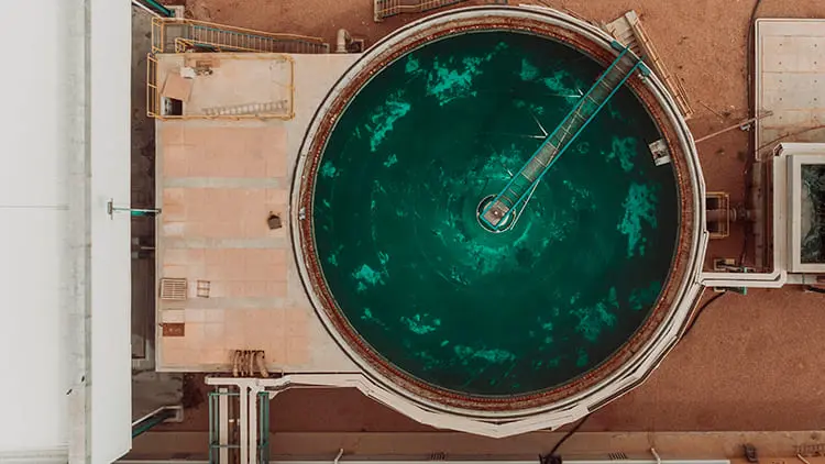 Vista superior de tanque de agua de gran tamaño visiblemente sucio