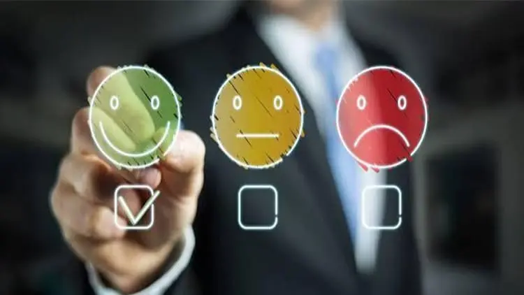 Ejecutivo seleccionando un icono de carita sonriente verde para representar la garantía de satisfacción y opiniones de clientes con Klinn.