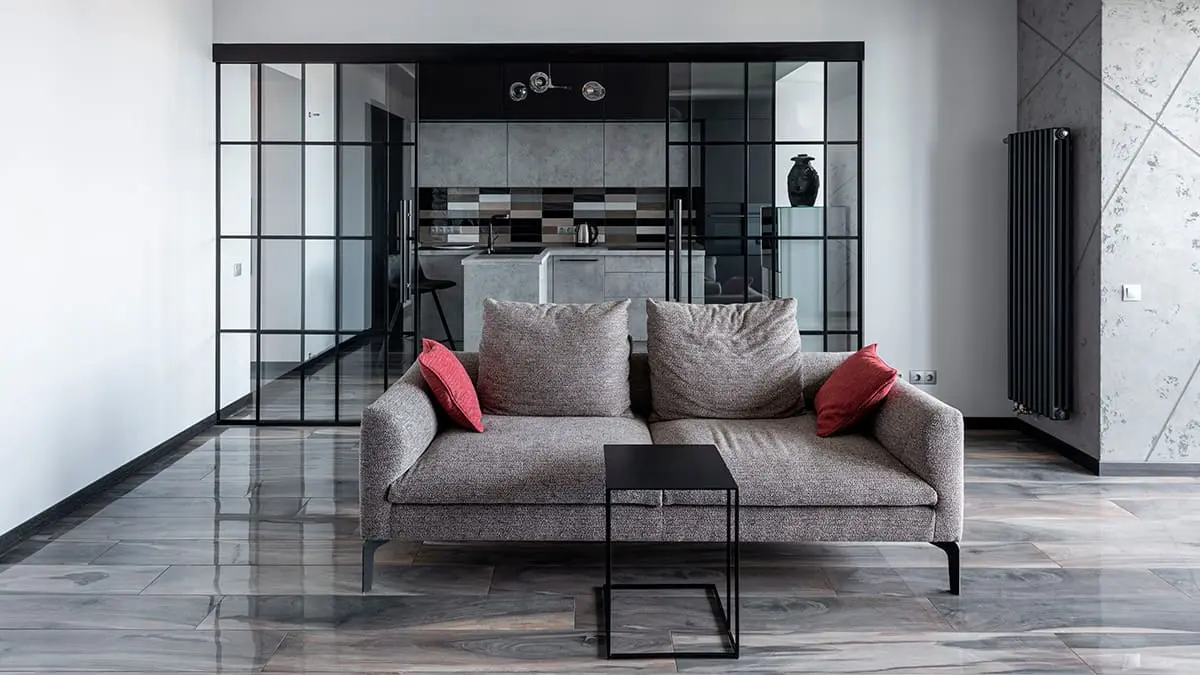Apartamento moderno con salón amueblado y suelos relucientes impecables tras un servicio de limpieza residencial de Klinn.