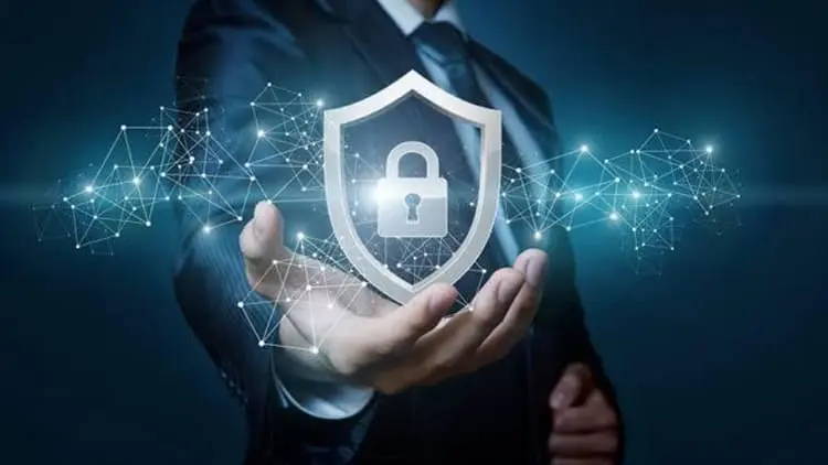 Escudo digital con candado que representa la garantía, confianza y seguridad en la contratación de servicios con Klinn.